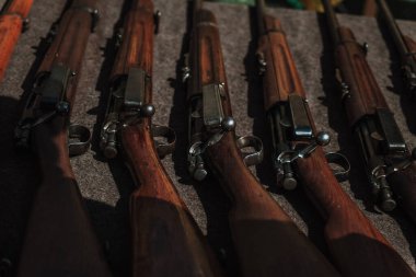 Masada eski tüfekler var.