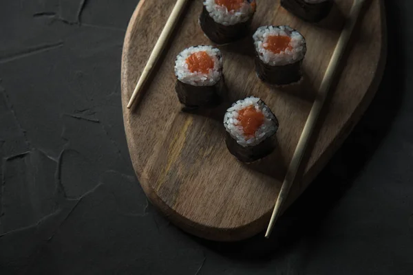 Sushi Clásico Con Salmón Una Tabla Madera Sobre Una Mesa — Foto de Stock