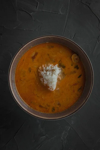 Tazón Sopa Batata Con Arroz Sobre Una Mesa Piedra Oscura —  Fotos de Stock