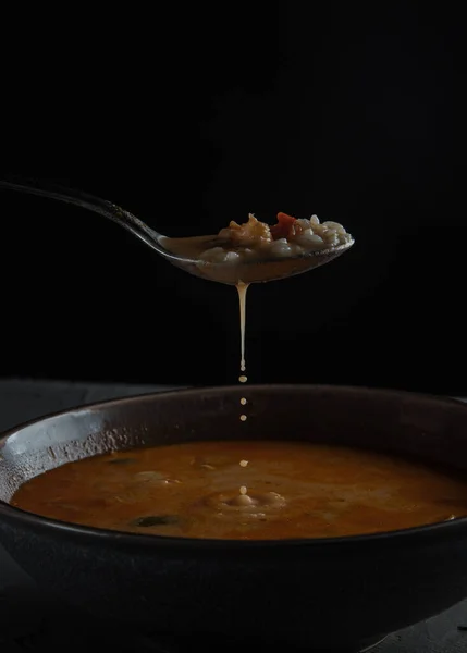 Lepel Met Tom Yam Soep Achtergrond Van Een Bord Een — Stockfoto