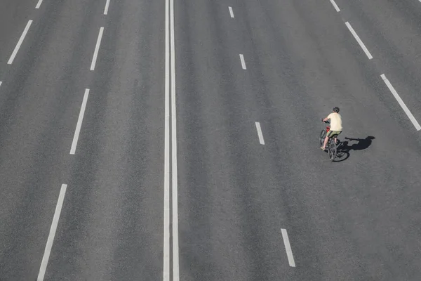 One Bicyclist Man Rides Empty Road Moscow Russia — Stock Photo, Image