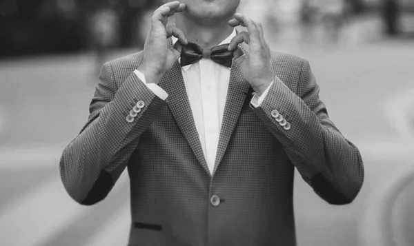 Man Adjusts His Bowtie — Stock Photo, Image