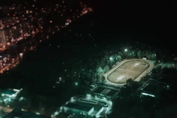 Geceleri ormanda futbol sahası