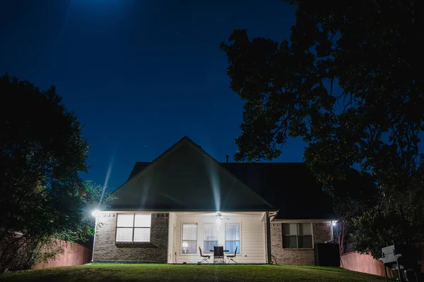 Gyönyörű Amerikai Ház Saját Gyeppel Fákkal Éjszakai Égbolt Alatt Texasban Stock Kép