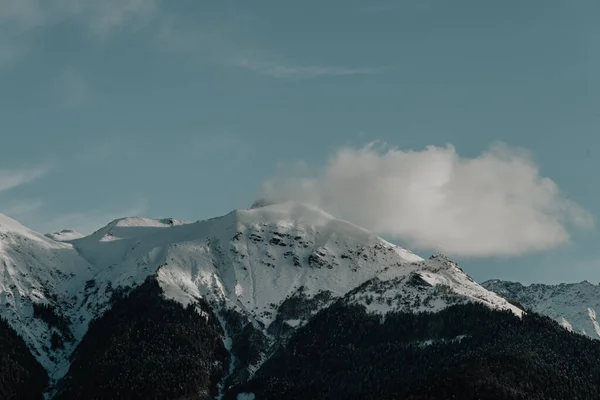 애들러 눈덮인 커다란 구름이 드리워져 — 스톡 사진