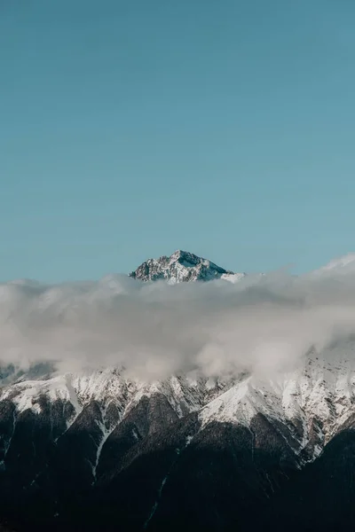 Adler, Rosa Khutor. Yüksek dağda, bulutların üstünde. Karla kaplı dağın tepesi.