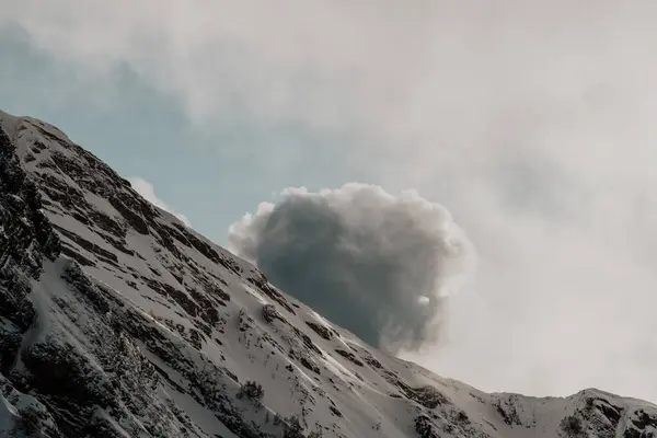 Adler, Rosa Khutor. Karla kaplı dağların üzerinde büyük bir bulut.