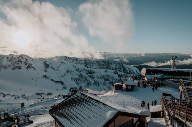 Adler, Rosa Khutor. Turistler Rose Peak gözlem güvertesinde yürüyor. Kış mevsimi