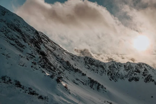 Adler Rosa Khutor 白雪覆盖的高山上乌云密布 玫瑰峰 — 图库照片