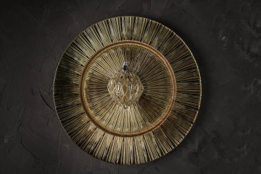 Eski bir altın tepside altın bir Noel oyuncağı. Üst görünüm