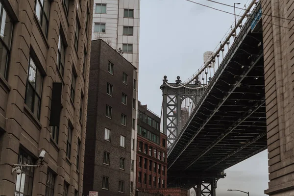 Manhattan Köprüsü, köprünün altından alt manzara. New York