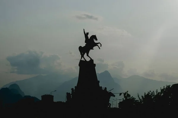 Monumento Una Escultura Soldado Caballo Una Silueta Turquía — Foto de Stock