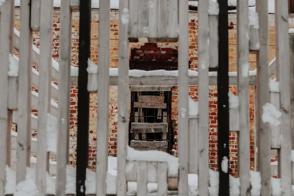 Trou Dans Une Clôture Bois Travers Lequel Mur Détruit Bâtiment — Photo