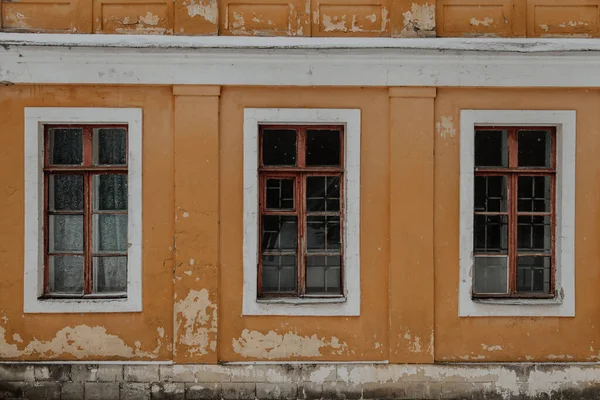 Okno Starym Domu Architektura Historyczna Stylu Rosyjskim Oznaki Zużycia Moskwa — Zdjęcie stockowe