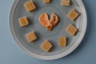 Kalp şeklinde malmalmalade ve kurutulmuş mandalina, mavi arka planda. Manzara güzel, yemek kalp şeklinde. Sevgililer günü fotoğrafı.