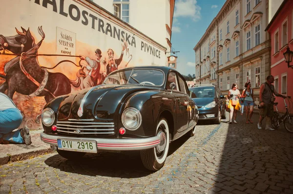 PRAGUE, CZECH REPUBLIC - 29 Temmuz 2013: Eski retro otomobil markası Tatra, bira restoranı Malostranska yakınlarındaki şehir merkezinde