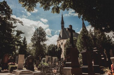 PRAGUE, Vysehrad Mezarlığı, CZECH REPUBLIC - 28 Temmuz 2013: Aziz Peter ve Paul Kilisesi Bazilikası ünlü insanların taş mezar taşları arasında
