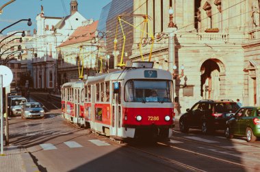 PRAGUE, CZECH REPUBLIC - 28 Temmuz 2013: şehir merkezindeki raylar boyunca kırmızı tramvay çalışır. PRAG