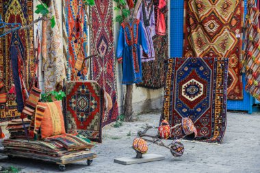 Kapadokya, Türkiye - 23 Eylül 2020: Goreme Pazarı 'nda Güzel ve Renkli Hediyeler