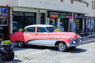 Kapadokya, Türkiye - 24 Eylül 2020: Sokaktaki Kırmızı Retro Araba  