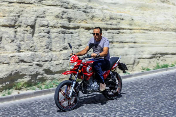 Turquía Goreme Julio 2021 Hombre Turista Blanco Bicicleta — Foto de Stock