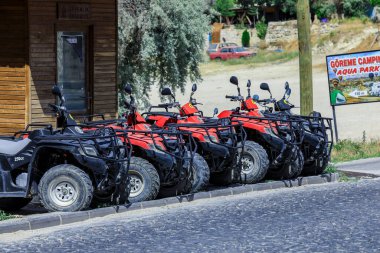 Kapadokya, Türkiye - 26 Eylül 2020: Goreme kasabası yakınlarındaki Turistler için At Biniciliği