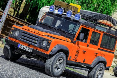 Kapadokya, Türkiye - 26 Eylül 2020: Türk Dağlarında turistler için büyük otomobiller