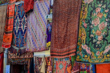 Kapadokya, Türkiye - 26 Eylül 2021: Goreme Pazarı 'nda Türk El Sanatları