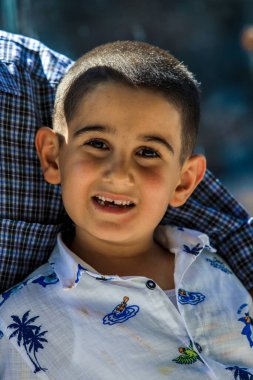 Kapadokya, Türkiye - 20 Nisan 2021: Yerel halk - Dağlara Giden Yol Yakınlarındaki Yaşlı Adam ve Genç Çocuk