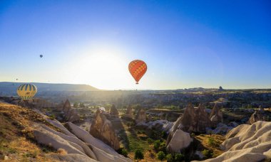 Kapadokya, Türkiye - 20 Nisan 2021: Türk Dağlarında Renkli ve Parlak Balonlar