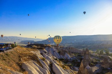 Kapadokya, Türkiye - 20 Nisan 2021: Türk Dağlarında Renkli ve Parlak Balonlar