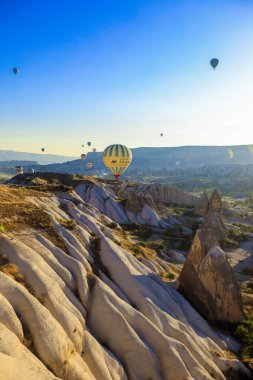 Kapadokya, Türkiye - 20 Nisan 2021: Türk Dağlarında Renkli ve Parlak Balonlar