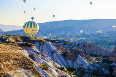 Kapadokya, Türkiye - 20 Nisan 2021: Türk Dağlarında Renkli ve Parlak Balonlar