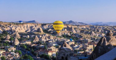 Kapadokya, Türkiye - 20 Nisan 2021: Türk Dağlarında Renkli ve Parlak Balonlar