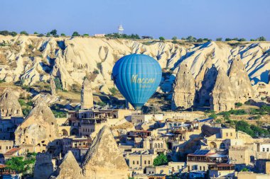 Kapadokya, Türkiye - 20 Nisan 2021: Türk Dağlarında Renkli ve Parlak Balonlar