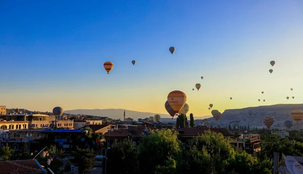 Kapadokya, Türkiye - 20 Nisan 2021: Türk Dağlarında Renkli ve Parlak Balonlar