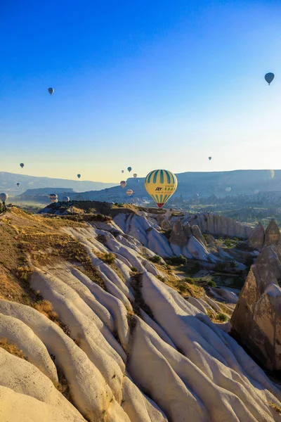 Kapadocja Turcja Kwietnia 2021 Kolorowe Jasne Balony Górach Tureckich — Zdjęcie stockowe