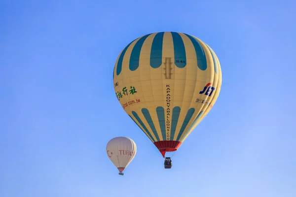 Kapadokya Türkiye Nisan 2021 Türk Dağlarında Renkli Parlak Balonlar — Stok fotoğraf