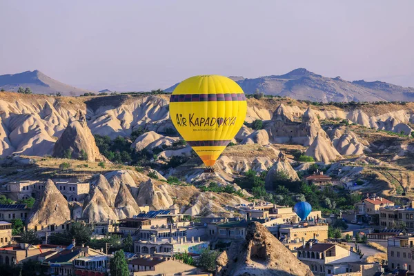 Kapadocja Turcja Kwietnia 2021 Kolorowe Jasne Balony Górach Tureckich — Zdjęcie stockowe