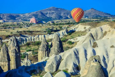 Türk Dağlarında Renkli ve Parlak Balonlar - Kapadokya, Türkiye