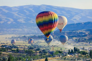 Türk Dağlarında Renkli ve Parlak Balonlar - Kapadokya, Türkiye