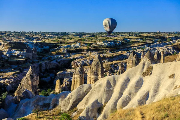 Kolorowe Jasne Balony Górach Tureckich Kapadocja Turcja — Zdjęcie stockowe