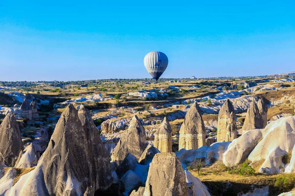 Kolorowe Jasne Balony Górach Tureckich Kapadocja Turcja — Zdjęcie stockowe