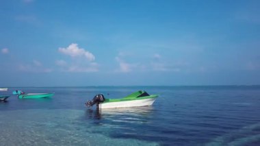 4K Hava Görüntüsü: Maafushi Adası yerel plajı, Maldivler