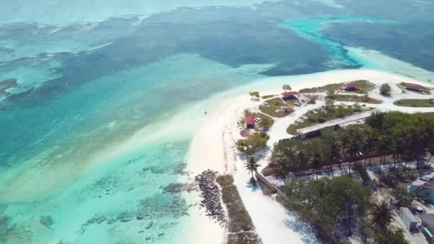 K映像 モルディブ マフシ島のローカルビーチへの空撮 — ストック動画