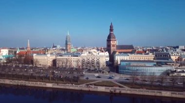 Riga Eski Şehir Çatıları, Letonya 4K Hava Görüntüsü