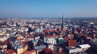 Riga Eski Şehir Çatıları, Letonya 4K Hava Görüntüsü