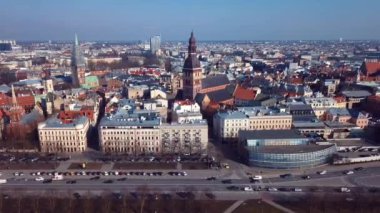 Riga Eski Şehir Çatıları, Letonya 4K Hava Görüntüsü