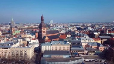 Riga Eski Şehir Çatıları, Letonya 4K Hava Görüntüsü
