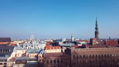 Riga Eski Şehir Çatıları, Letonya 4K Hava Görüntüsü